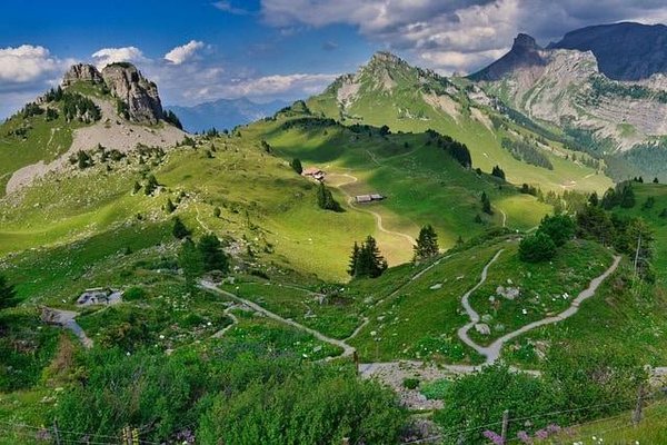 L'Évasion Parfaite: Guide des Meilleurs Campings de Montagne avec Activités Familiales