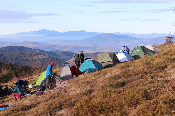 10 équipements essentiels pour un camping réussi en hiver