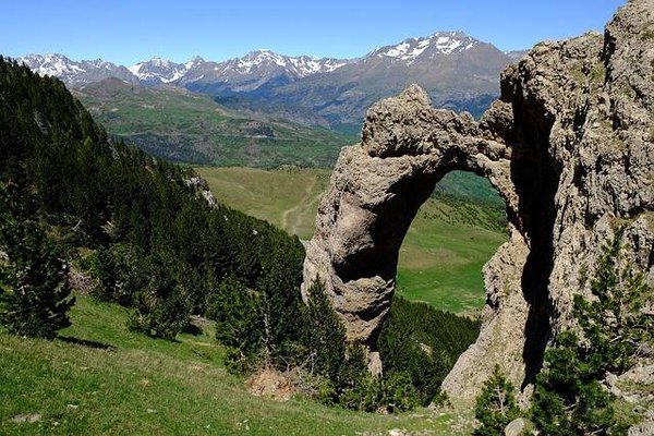 Découvrez les caractéristiques uniques des Pyrénées : montagnes, biodiversité et culture