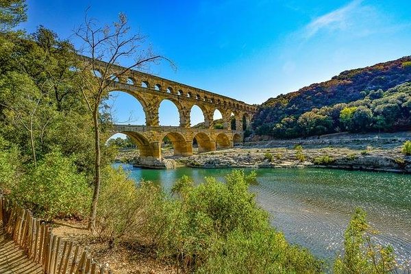 Top 10 des Campings Incontournables dans le Gard pour vos Vacances Parfaites