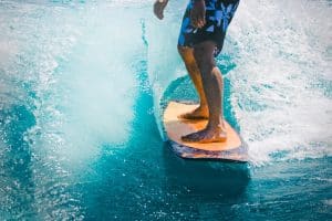 faire du surf près du camping sur Île de Ré