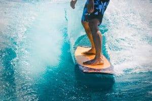 faire du surf près du camping sur Île de Ré